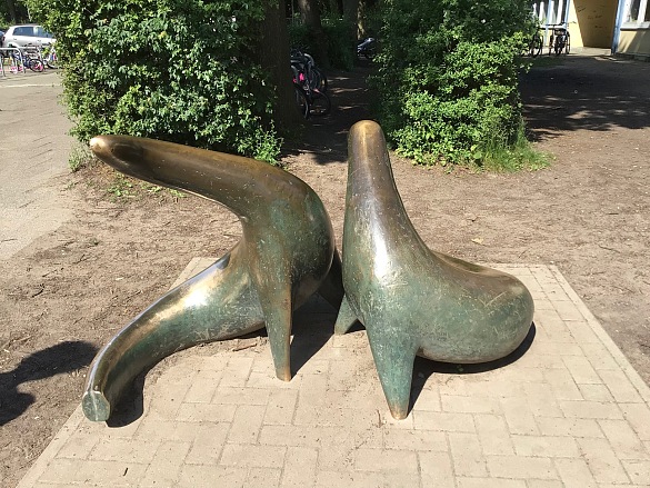 Seehund Statue vor Schule
